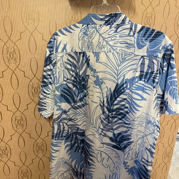 Men’s Tommy Bahama short sleeve shirt, size L - Picture 2 of 3